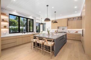 Cocina de madera amplia con acabados de lujo en Puebla