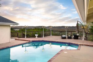 Patio con alberca jumbo en casa residencial en Puebla