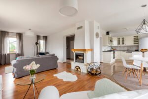 Sala amplia con chimenea en Puebla